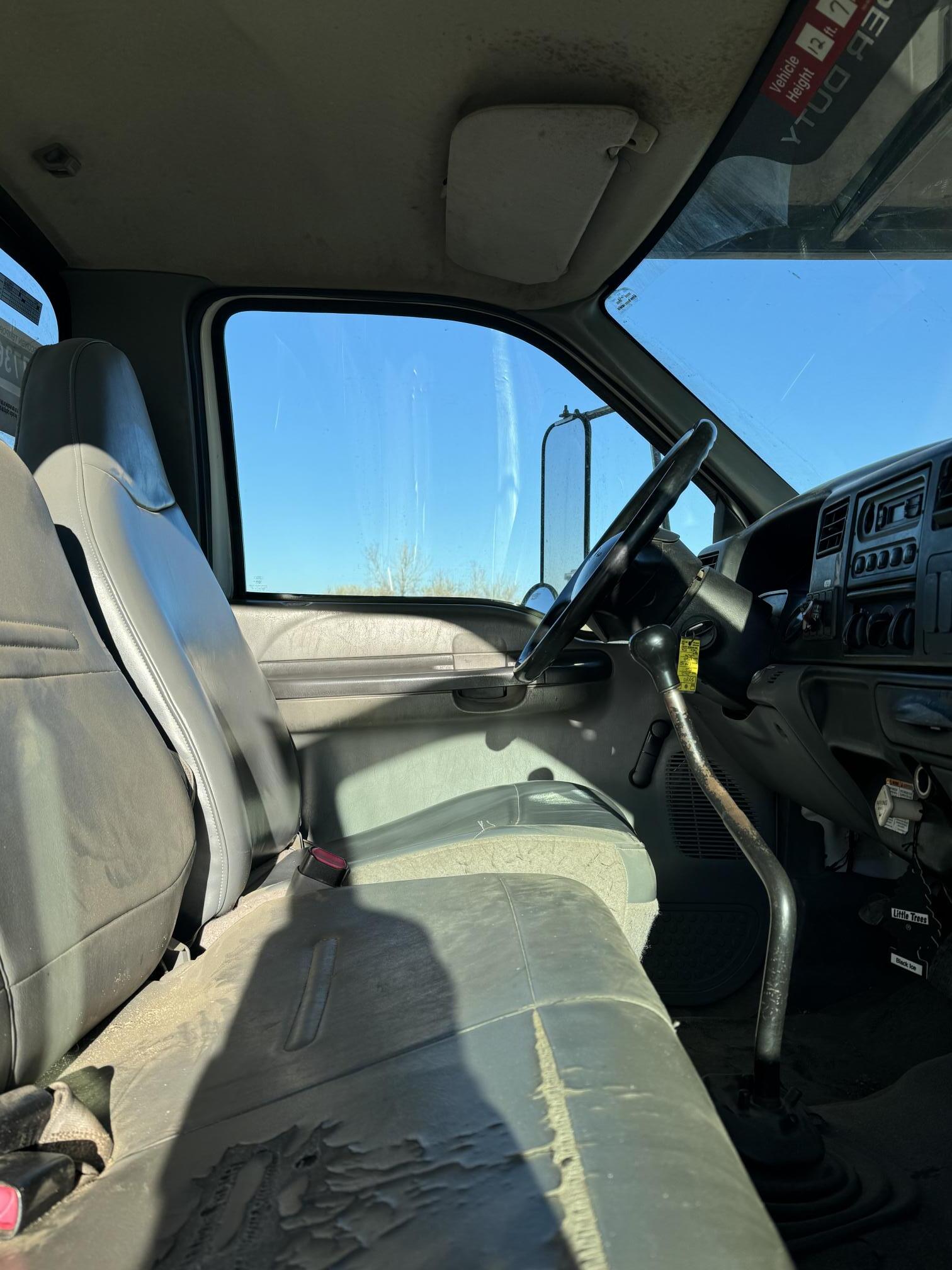 2010 FORD F750 Bucket Truck - Image 24