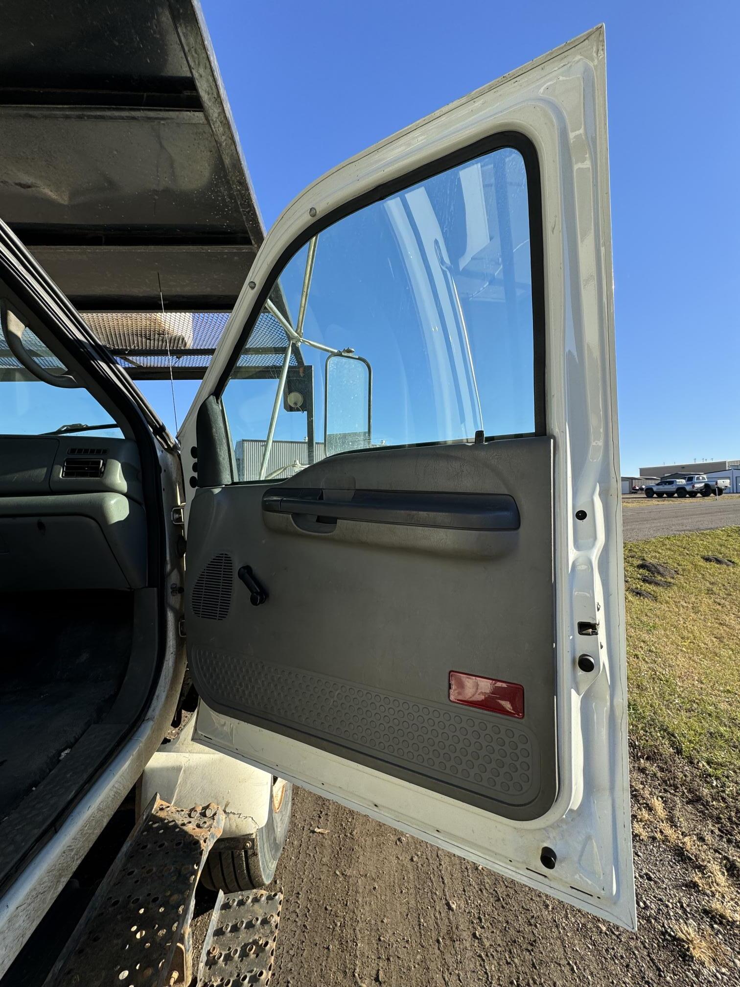 2010 FORD F750 Bucket Truck - Image 23