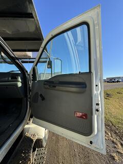 2010 FORD F750 Bucket Truck - Image 23