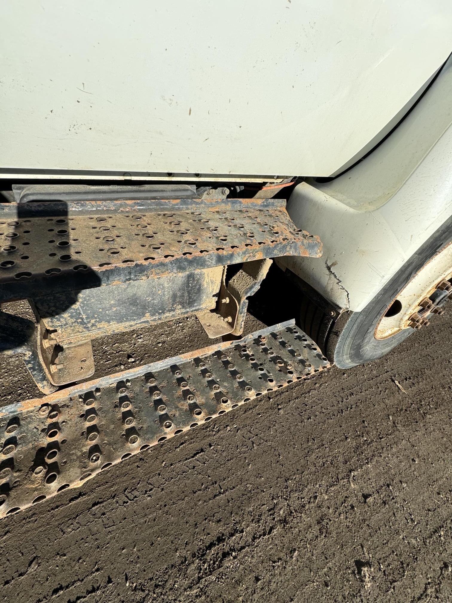 2010 FORD F750 Bucket Truck - Image 26