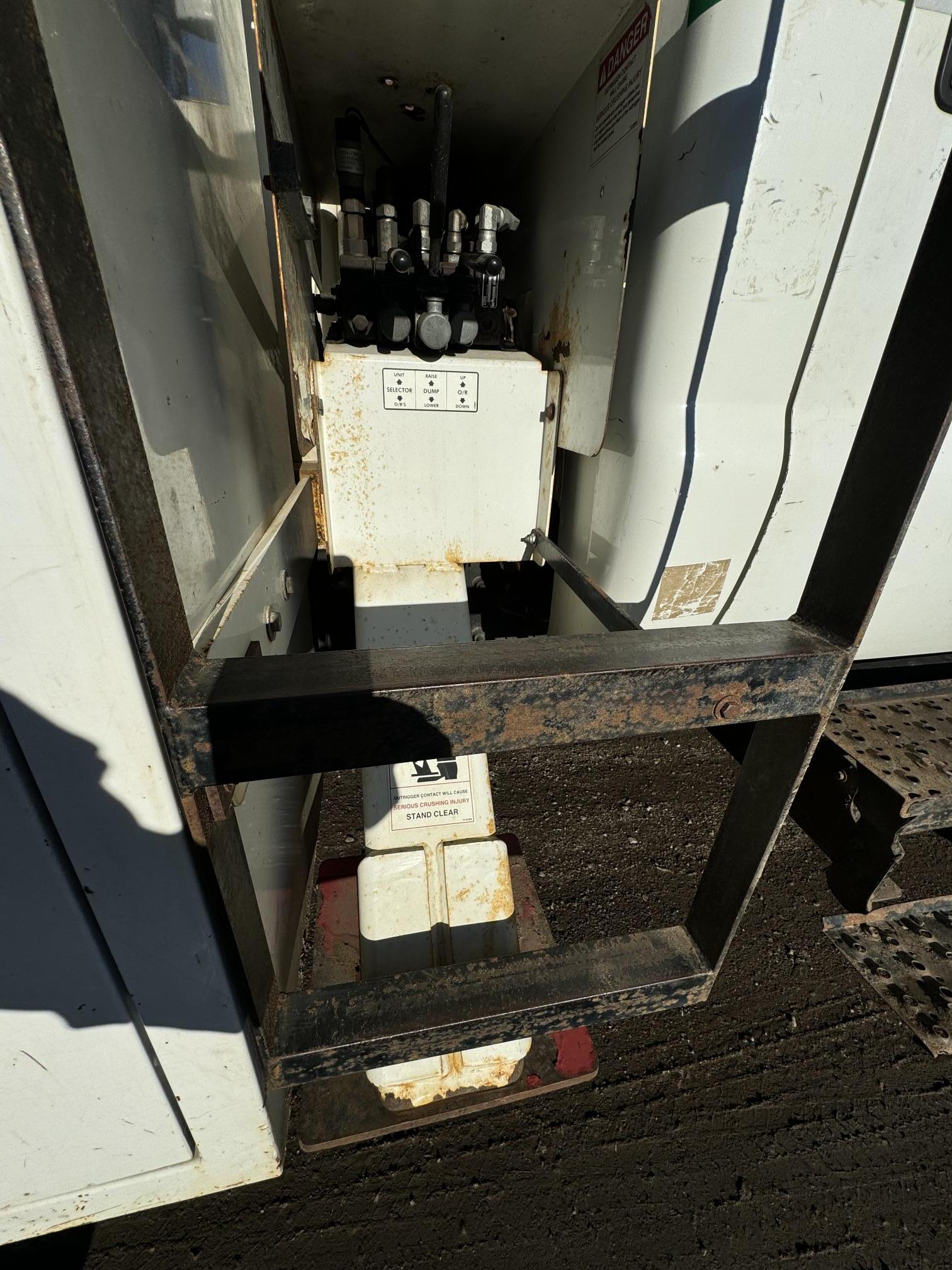 2010 FORD F750 Bucket Truck - Image 30