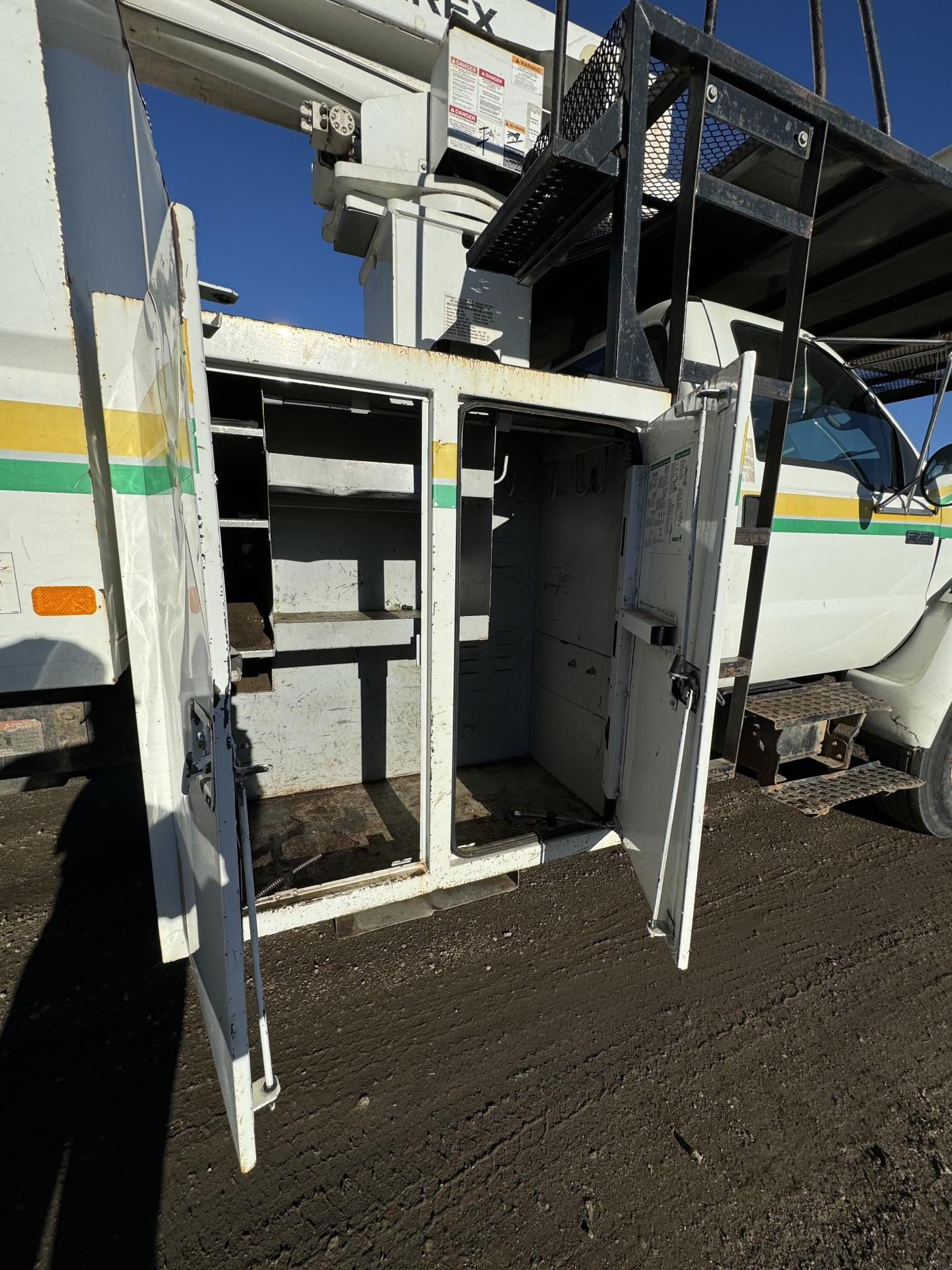 2010 FORD F750 Bucket Truck - Image 28