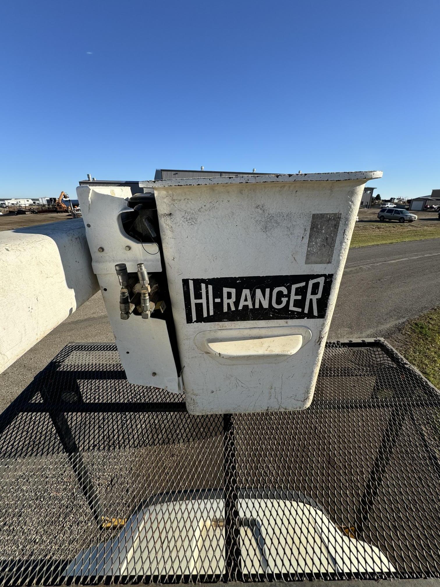 2010 FORD F750 Bucket Truck - Image 32