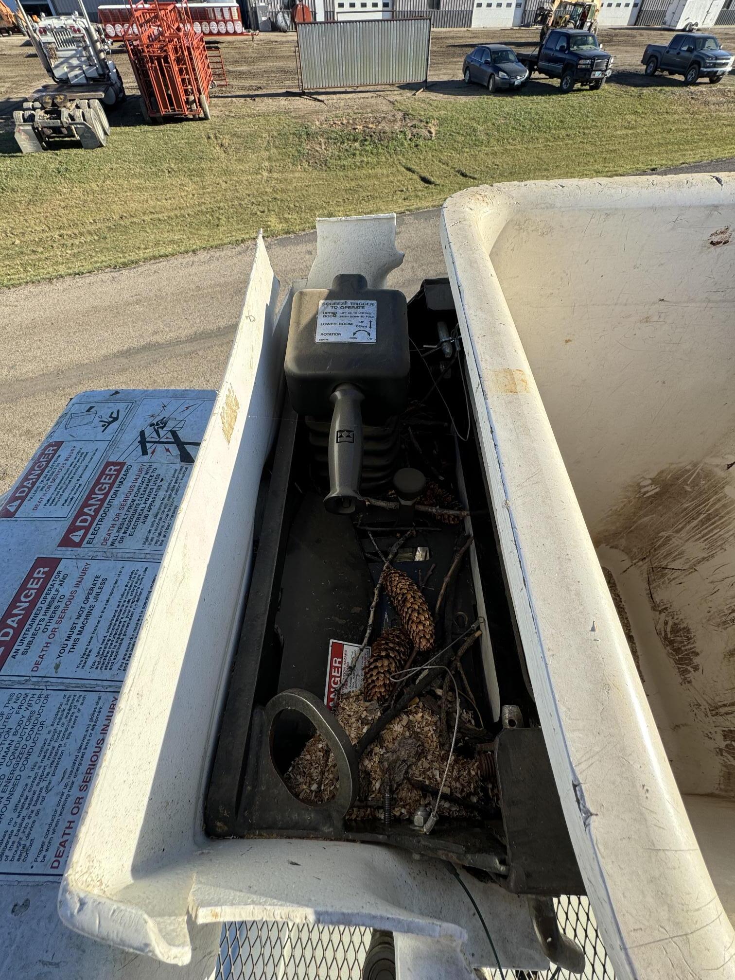 2010 FORD F750 Bucket Truck - Image 34