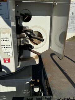 2010 FORD F750 Bucket Truck - Image 39