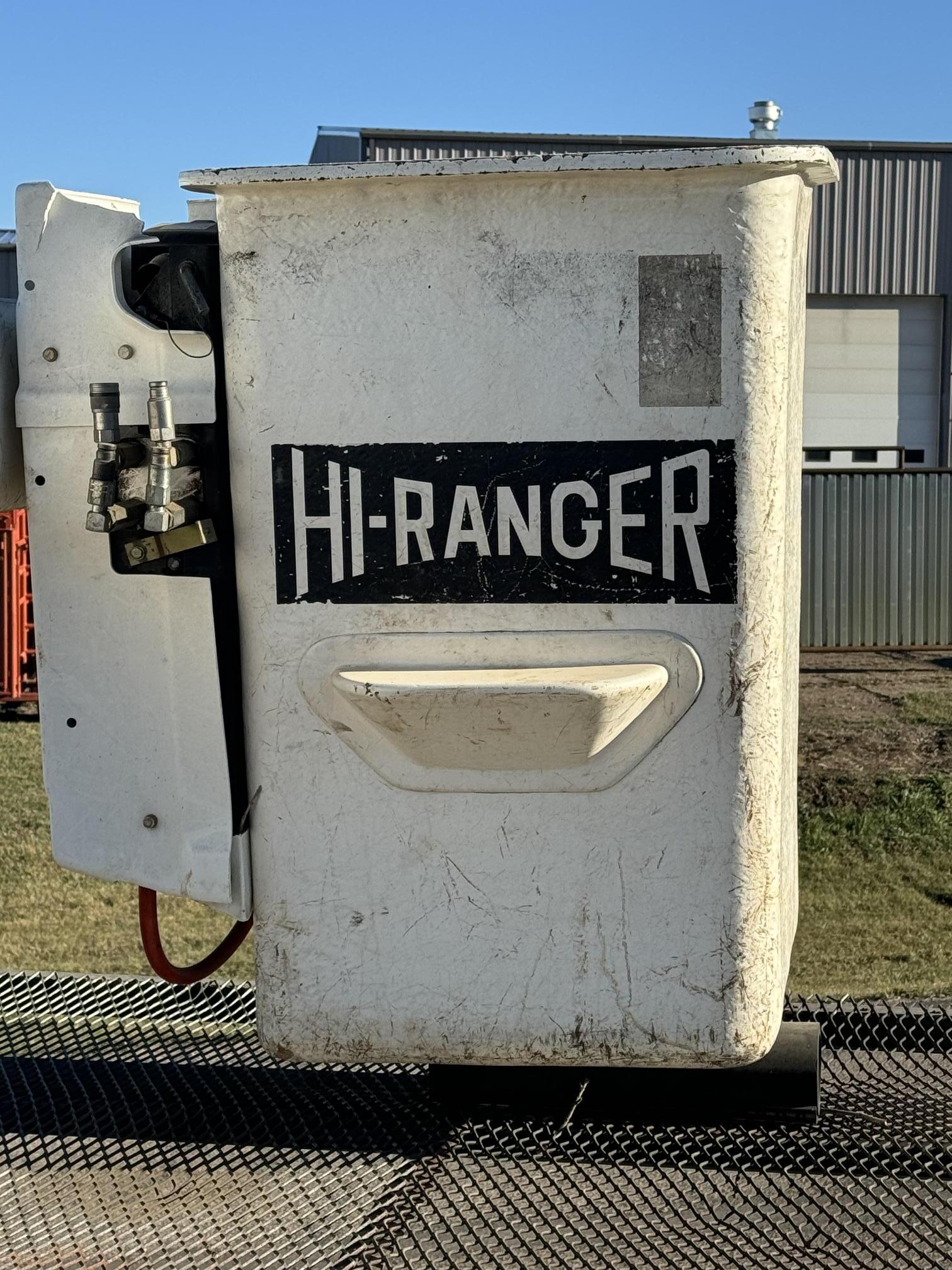 2010 FORD F750 Bucket Truck - Image 31