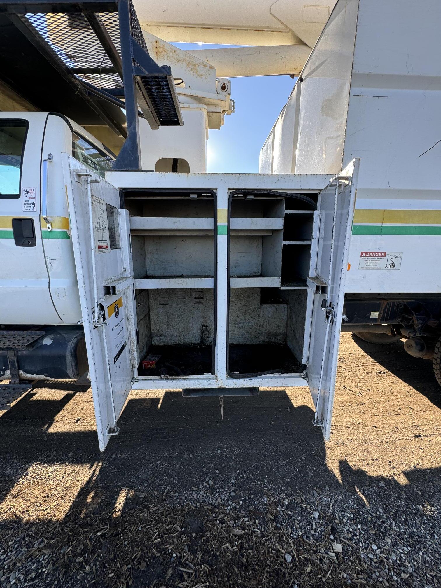 2010 FORD F750 Bucket Truck - Image 29