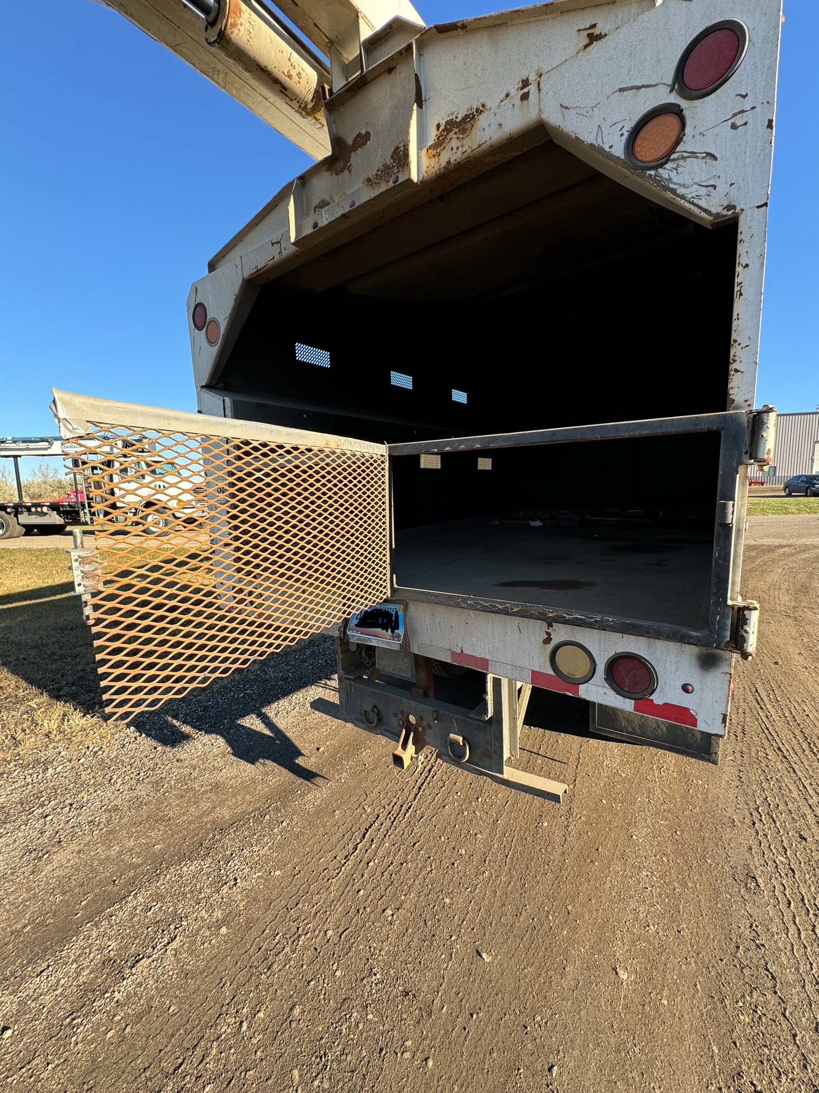 2010 FORD F750 Bucket Truck - Image 57