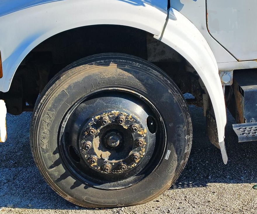 1999 INTERNATIONAL 4700 Low Profile T444E - view 12 of 48