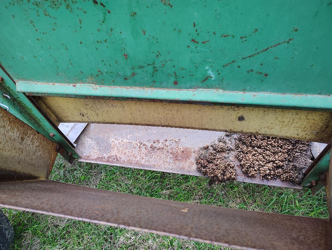 JOHN DEERE 350-22 Gravity Wagon - view 13 of 22