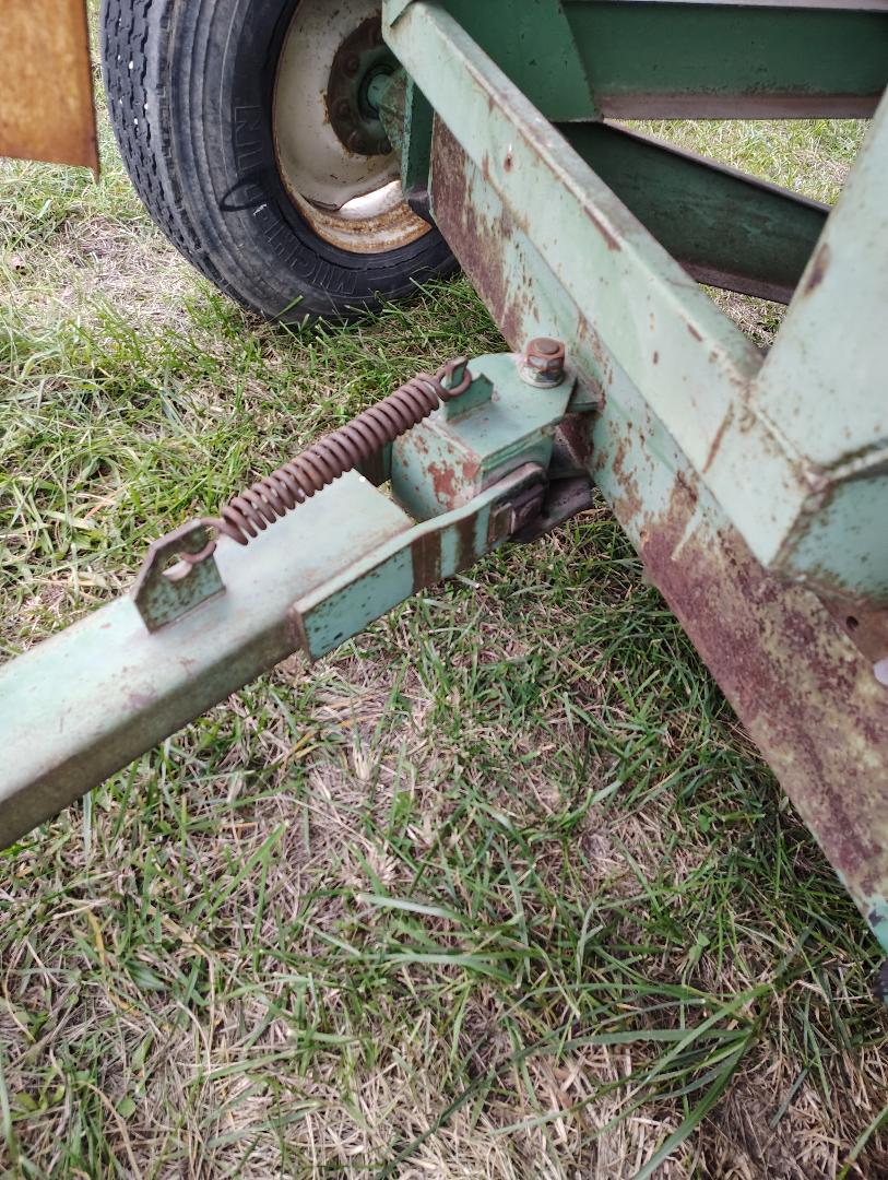 JOHN DEERE 350-22 Gravity Wagon - view 10 of 22