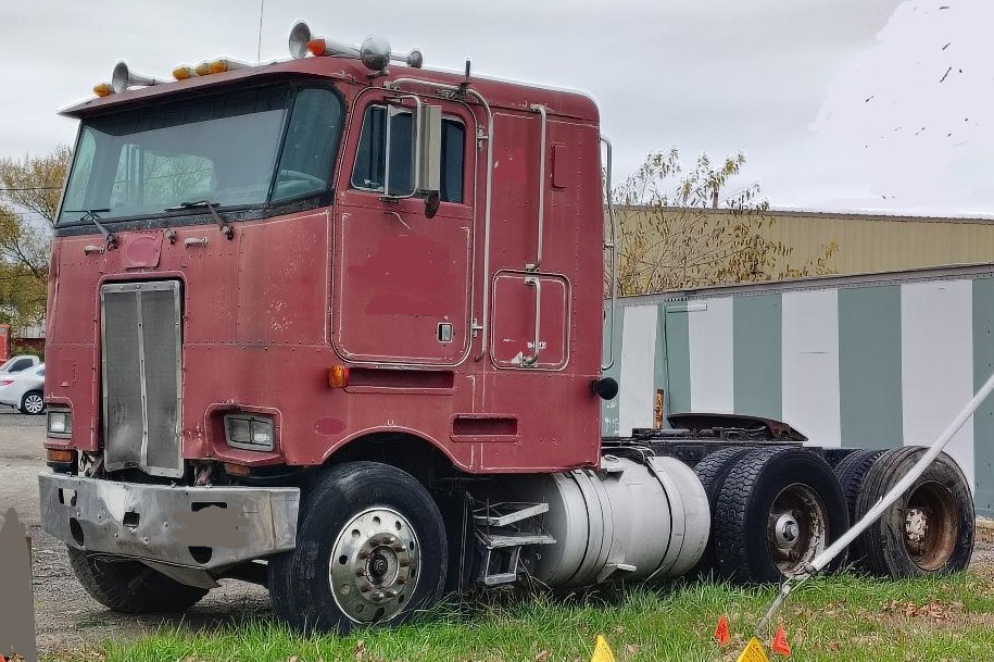 1981 PETERBILT Cabover