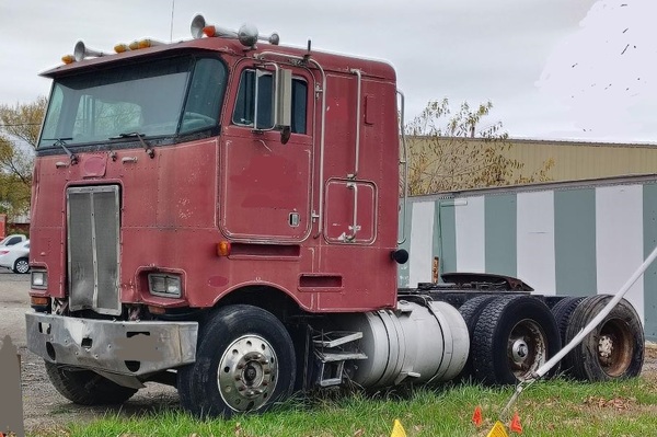 1981 PETERBILT Cabover
