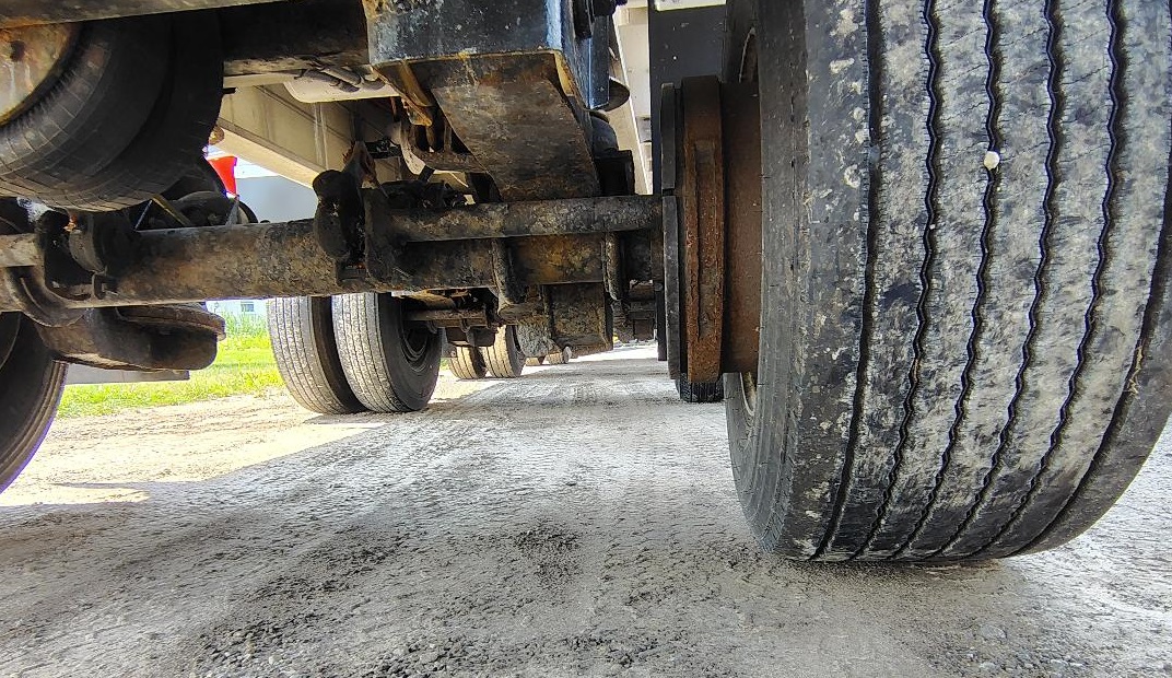 2004 MAC 48 foot Quad - view 8 of 10