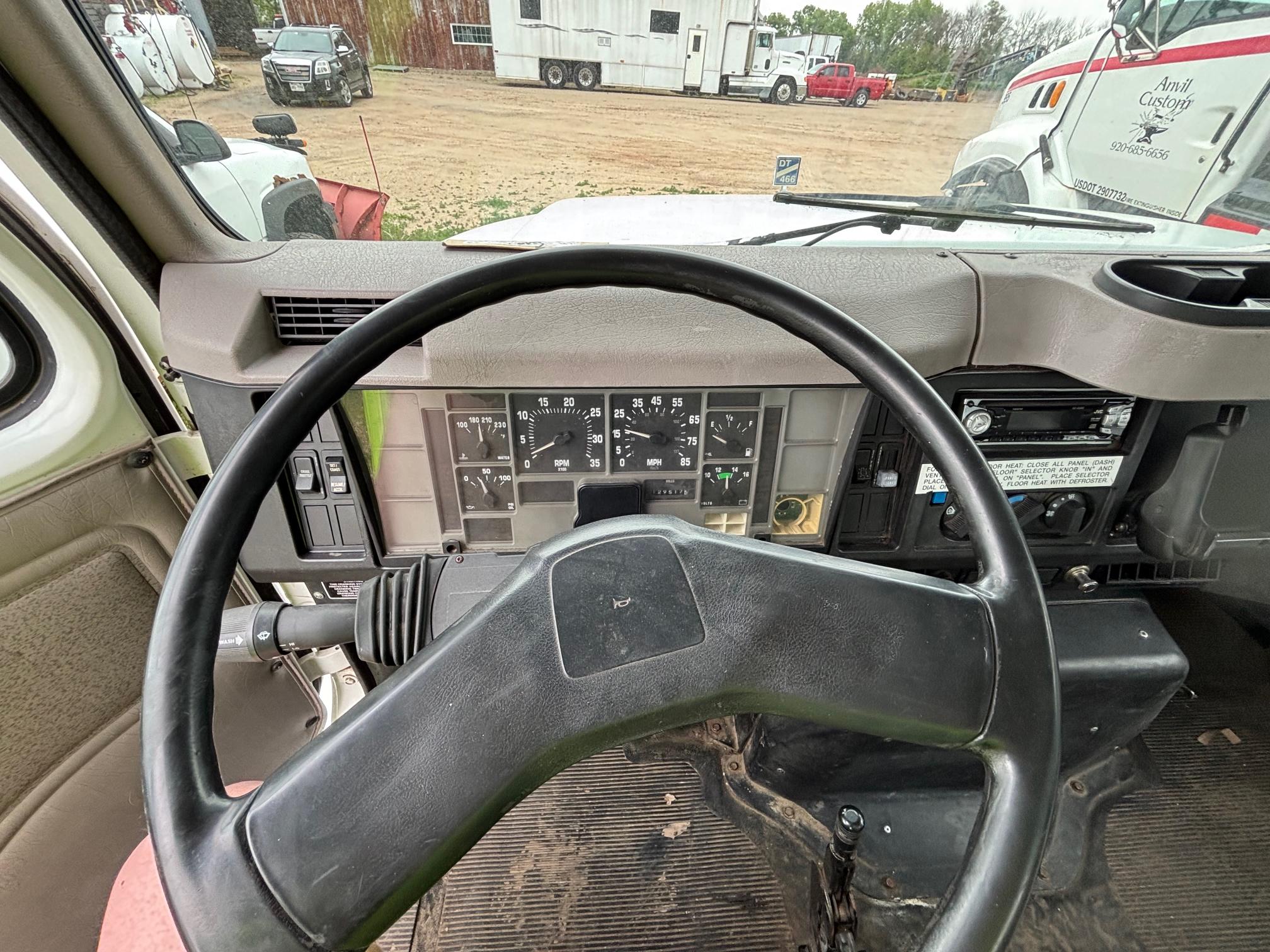 1998 INTERNATIONAL 4700 - view 12 of 26