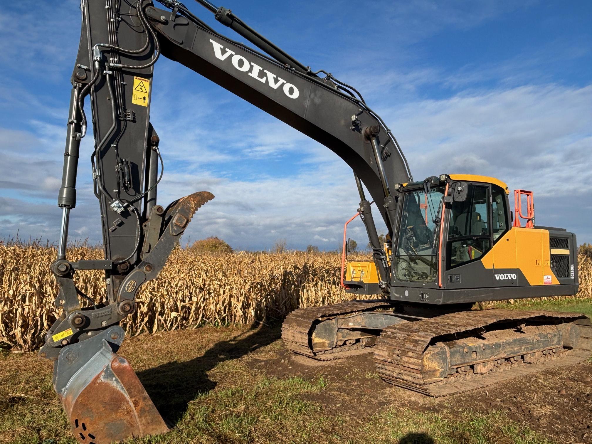 2019 VOLVO EC220EL