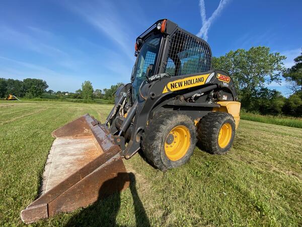2011 NEW HOLLAND L220