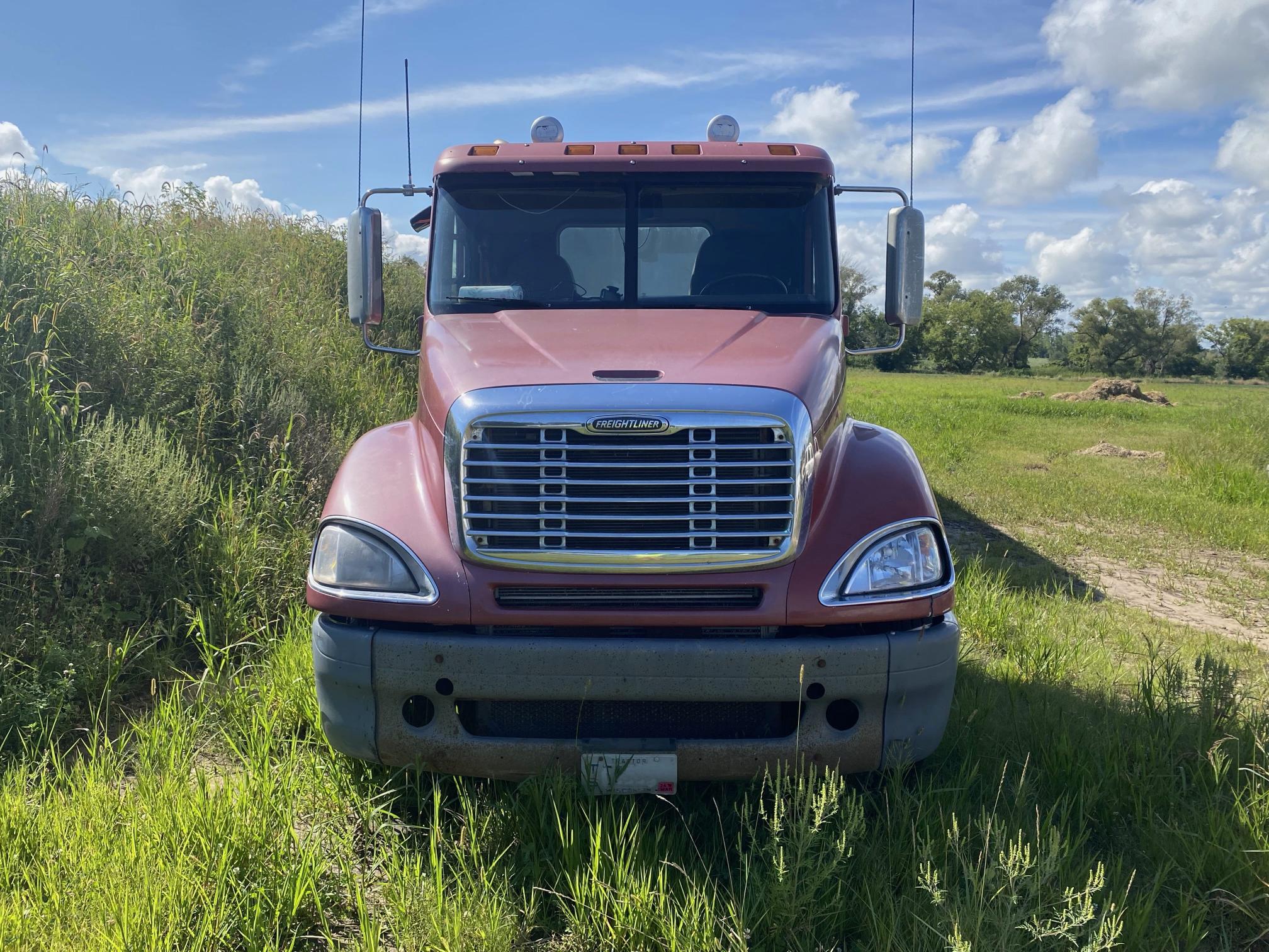 2008 FREIGHTLINER Columbia - view 2 of 26