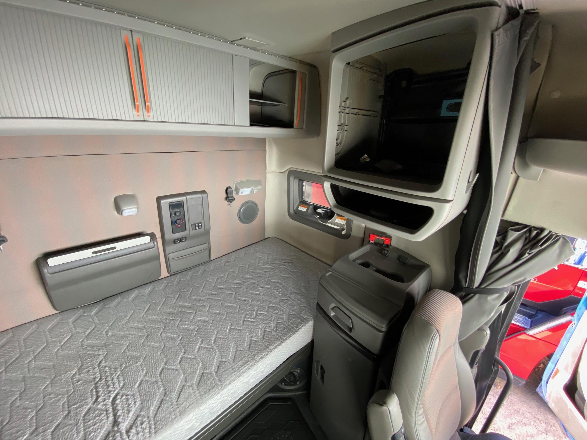 2021 VOLVO VNL - view 20 of 29