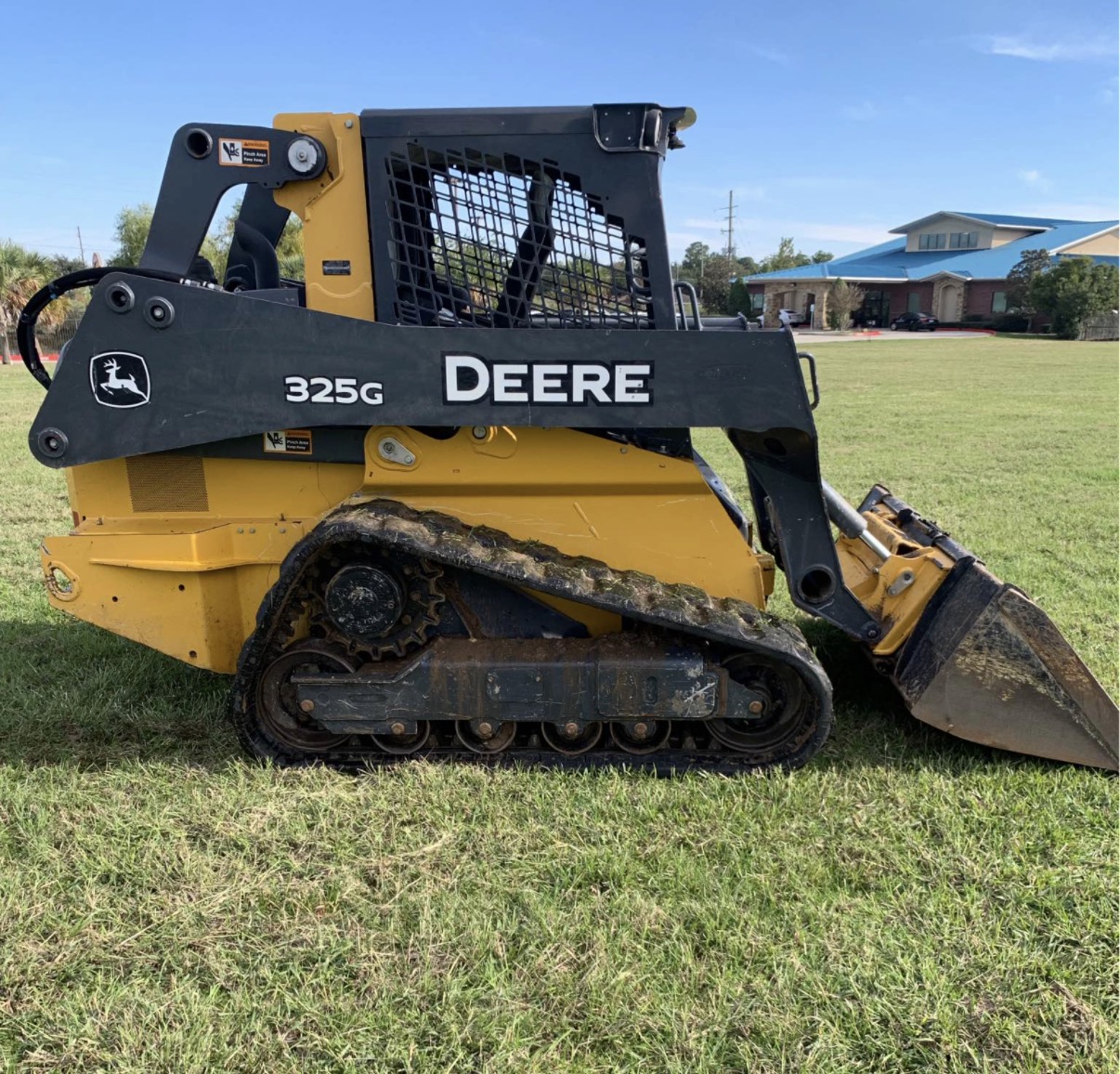 2019 DEERE 325G - view 2 of 9