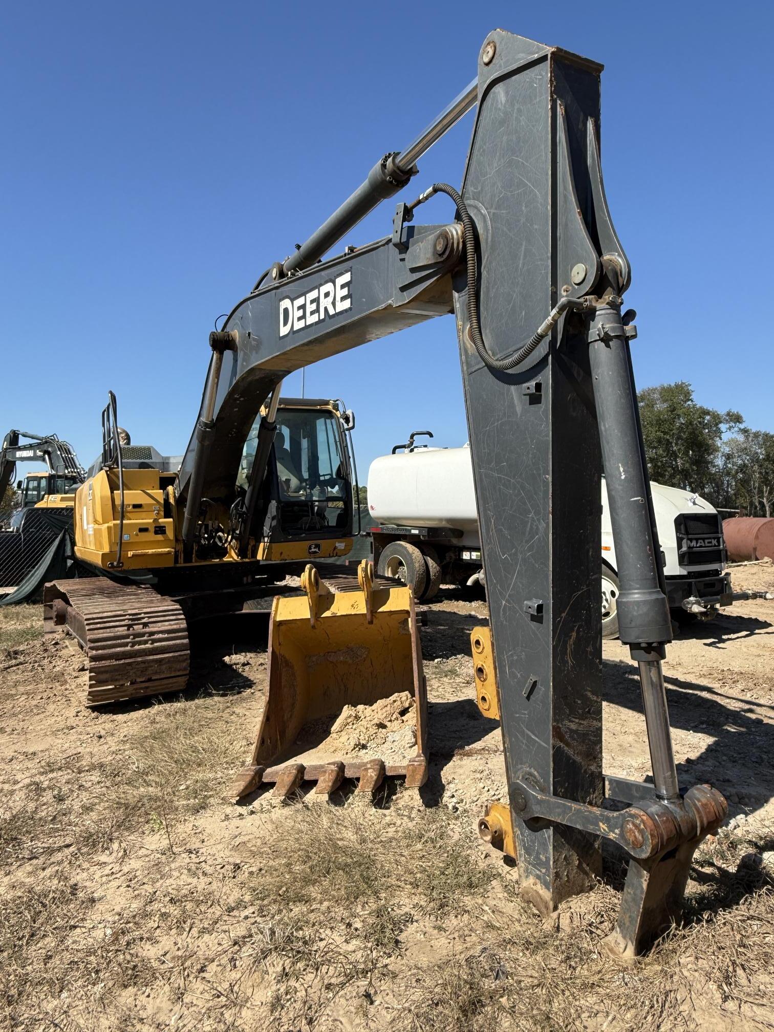 2017 DEERE 210G LC - view 4 of 30