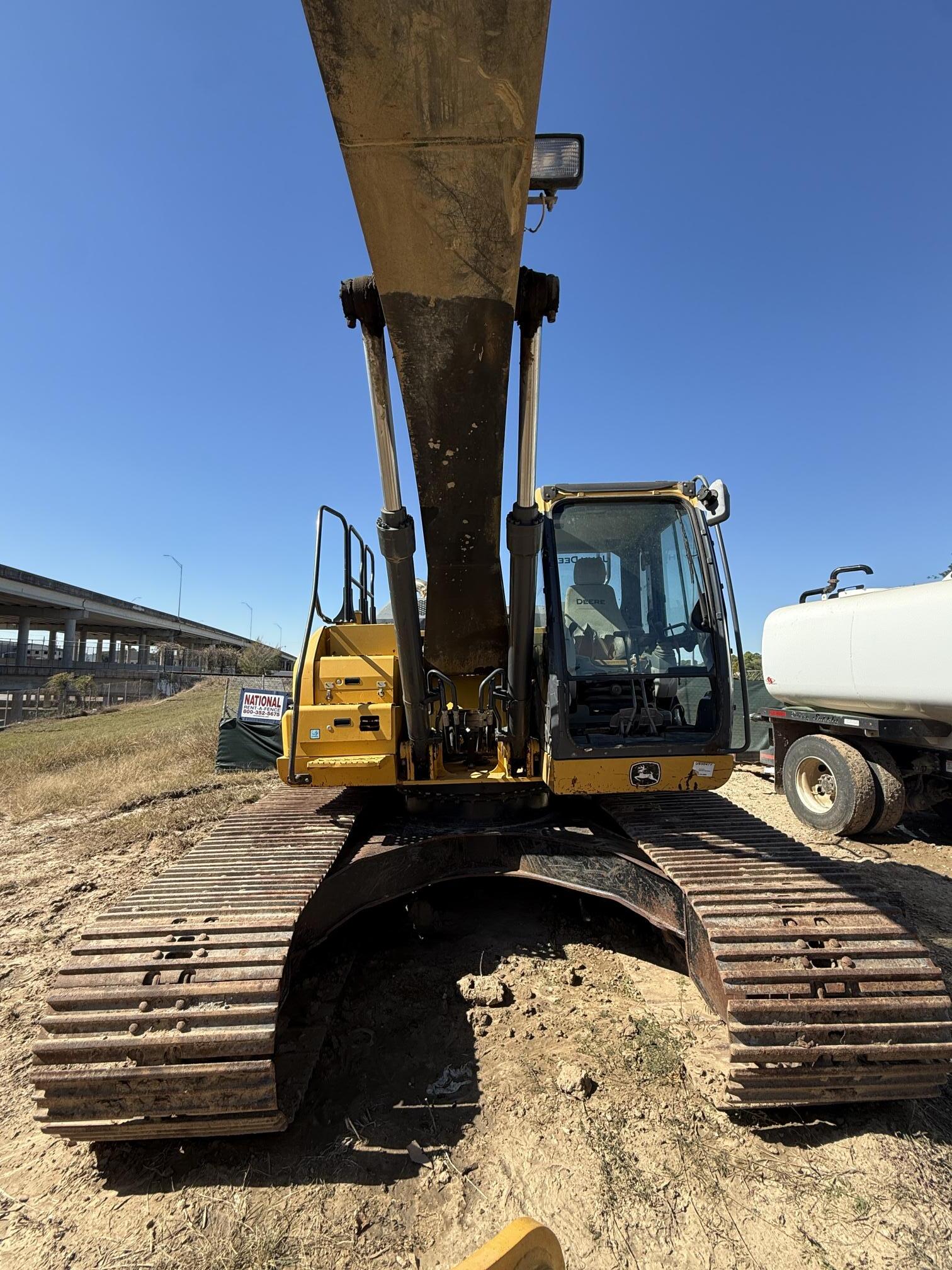 2017 DEERE 210G LC - view 3 of 30