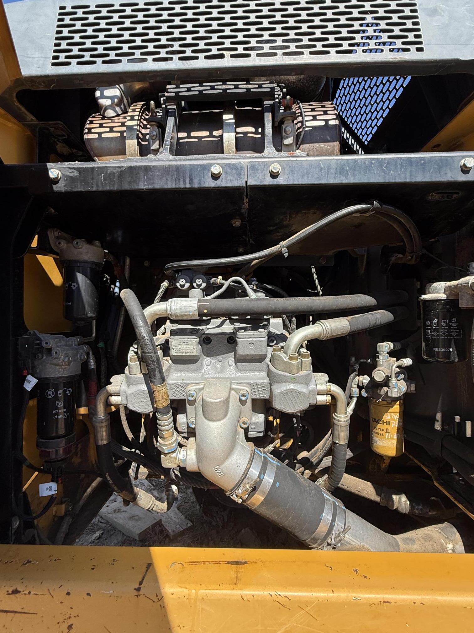 2017 DEERE 210G LC - view 11 of 30