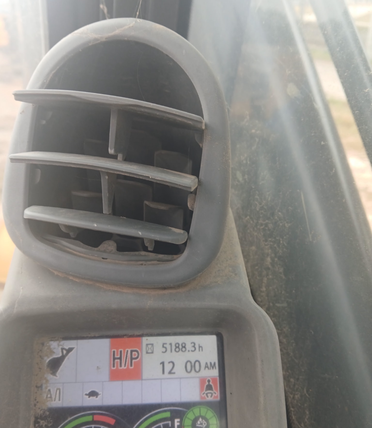 2017 DEERE 210G LC - Image 30