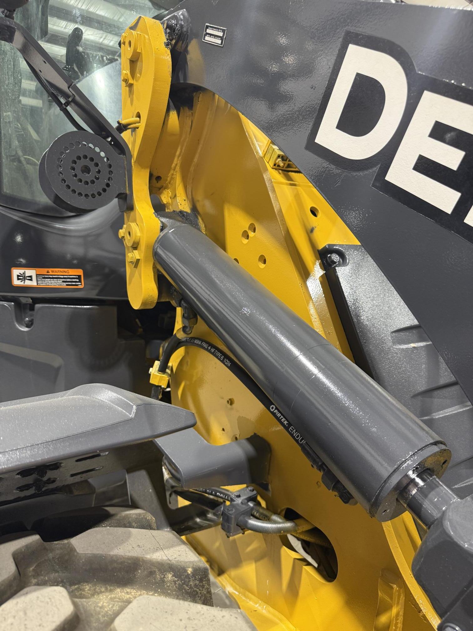 2022 DEERE 324L - Image 11