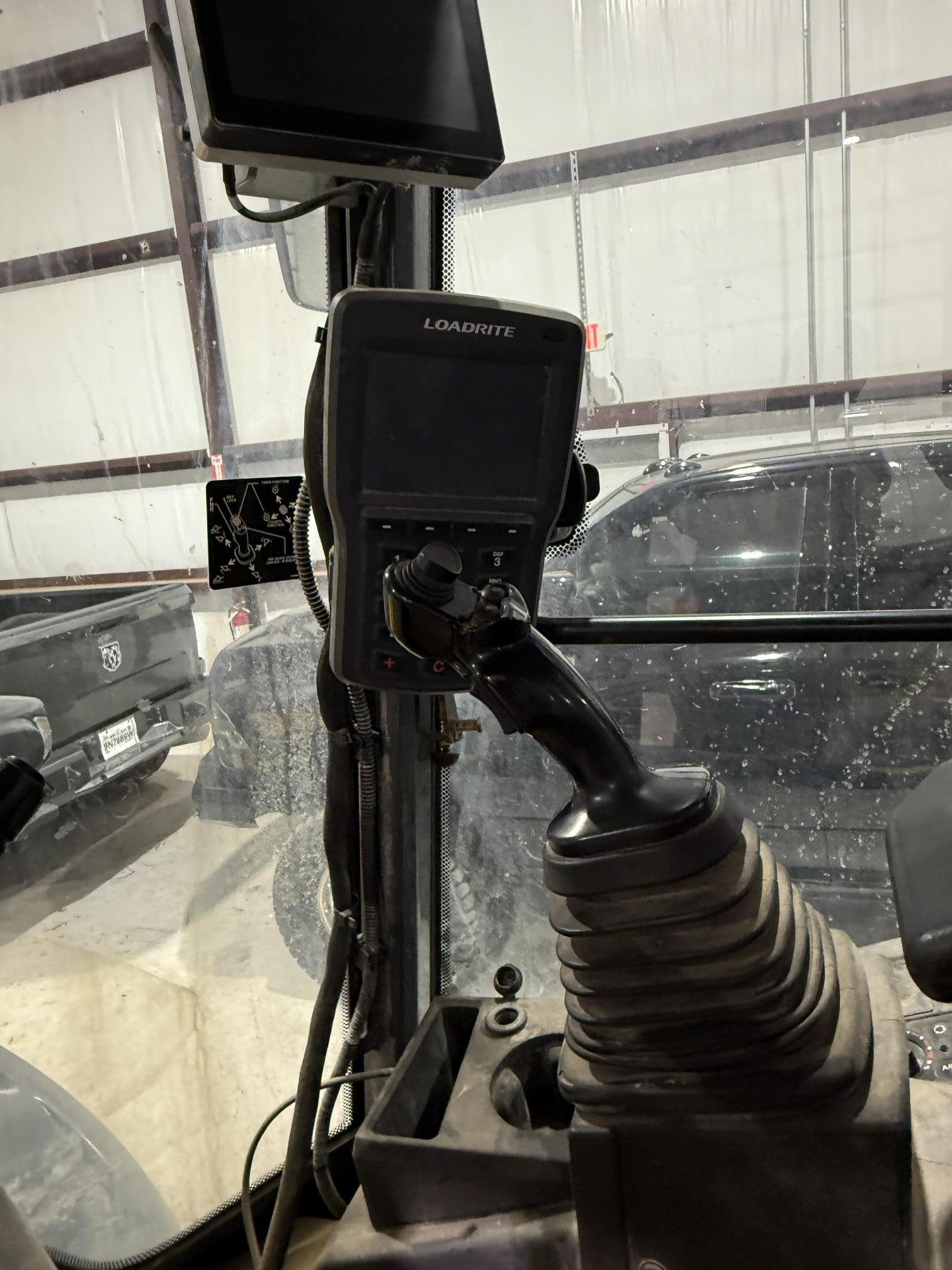 2022 DEERE 324L - Image 21