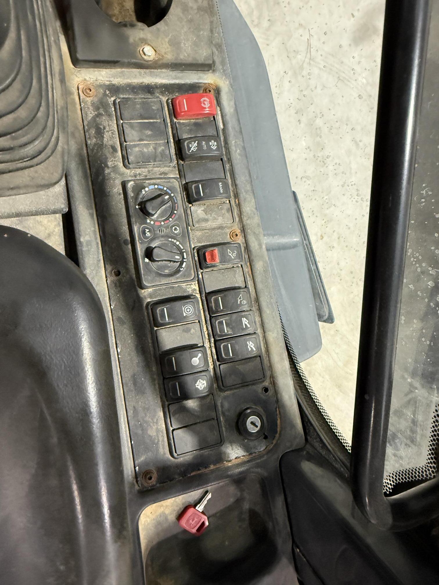 2022 DEERE 324L - Image 22