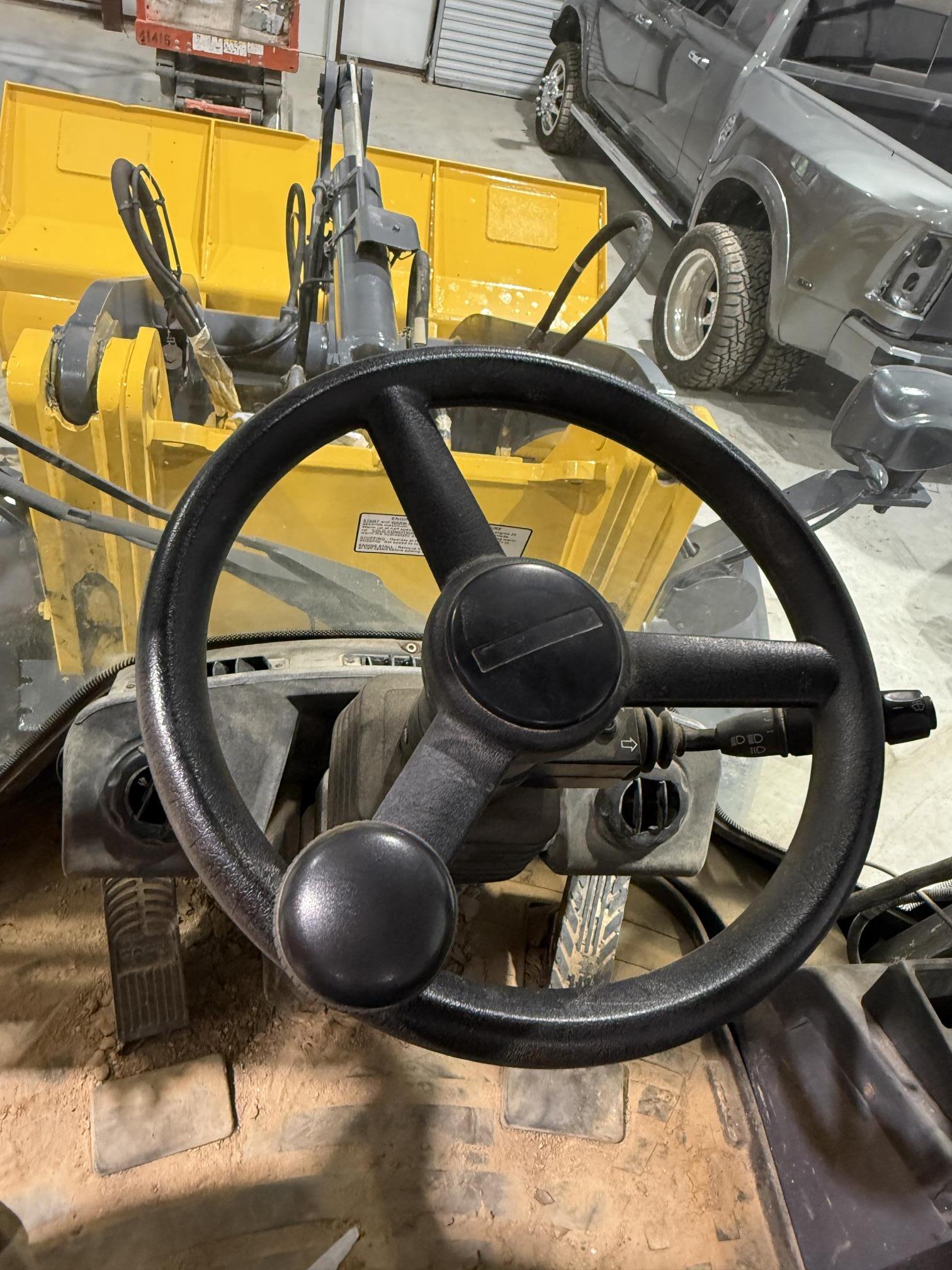 2022 DEERE 324L - Image 23