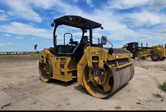 2017 CATERPILLAR CB66B - Image 1