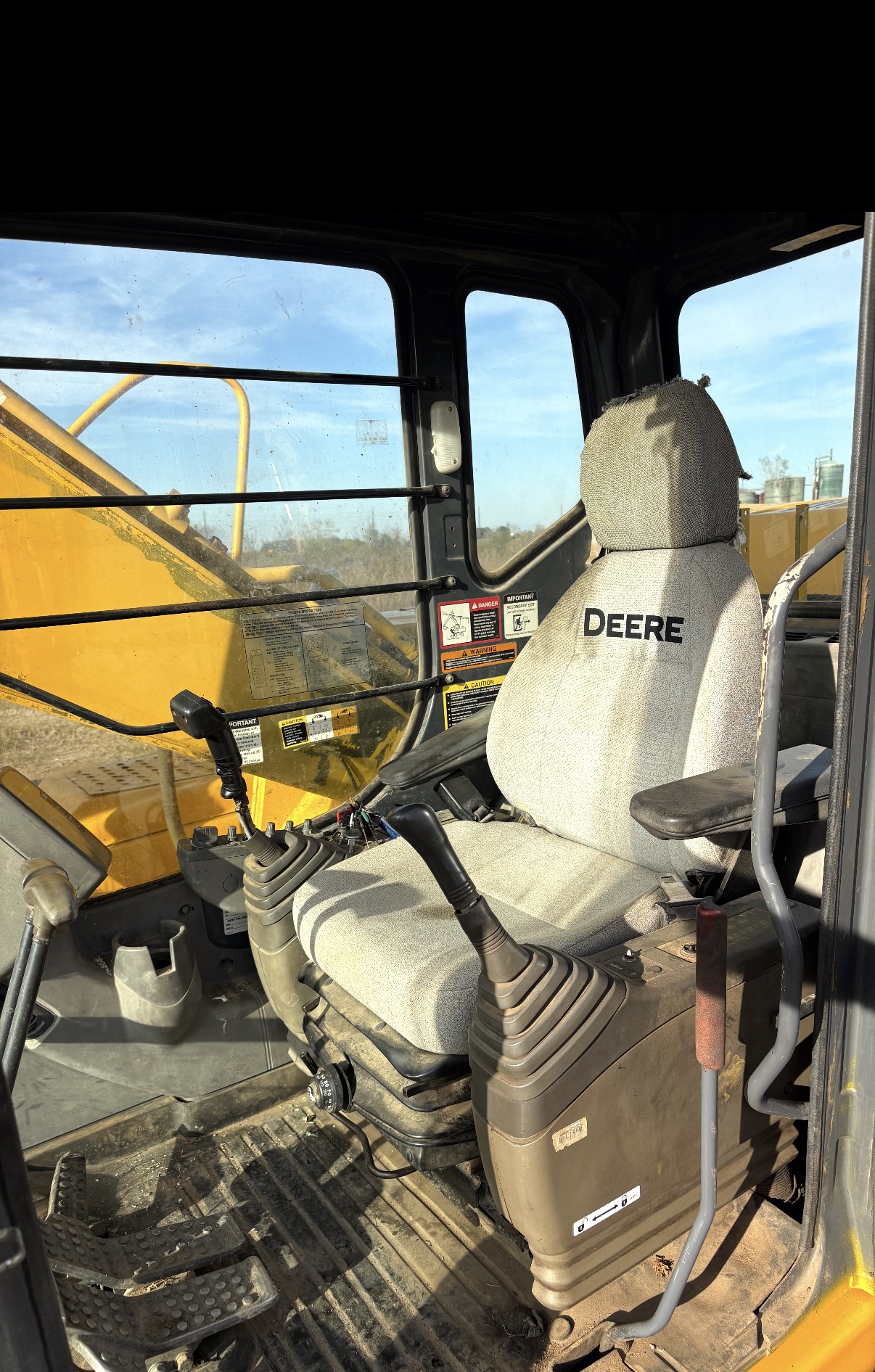 2005 DEERE 200C-LC - view 19 of 26