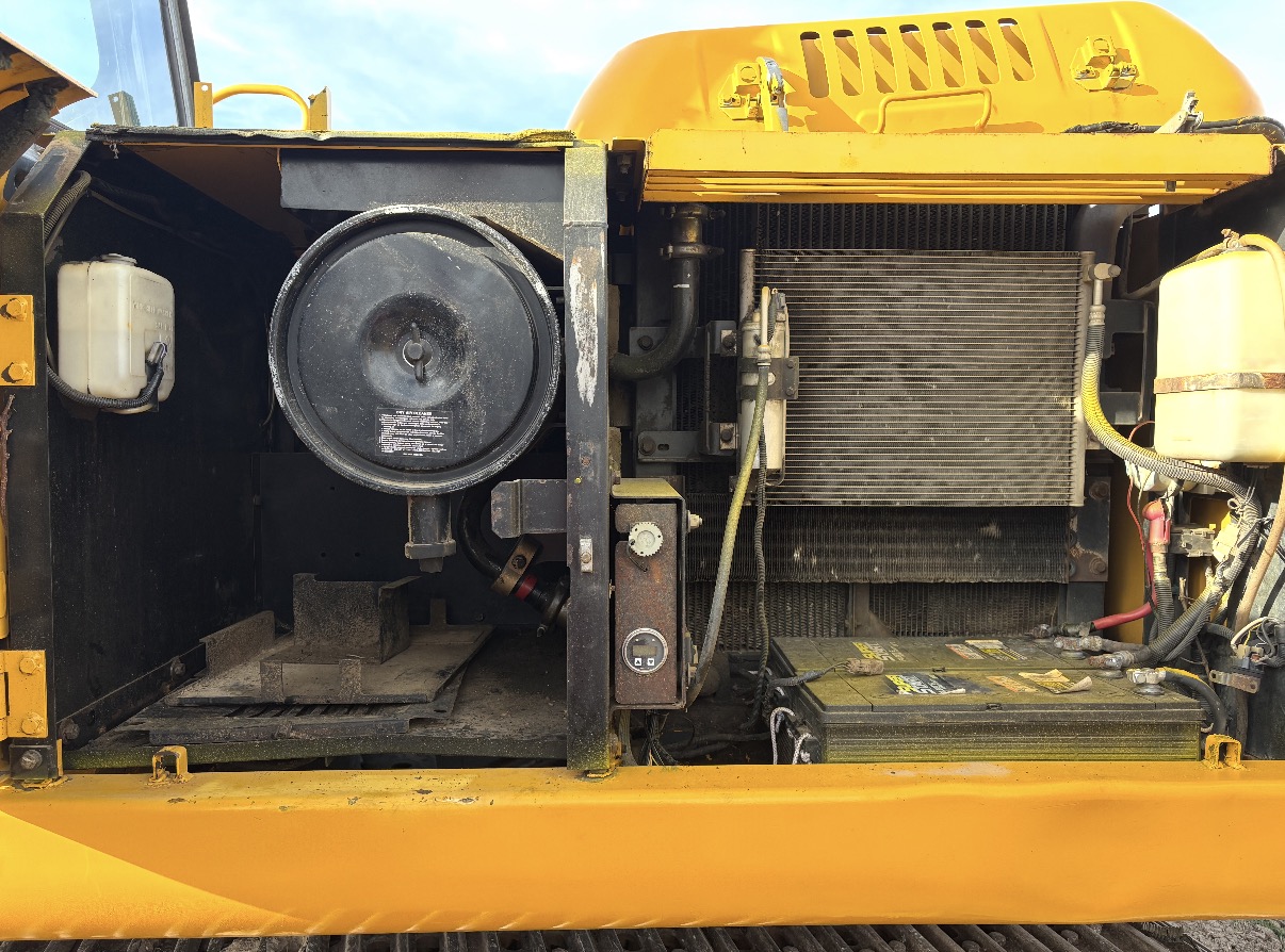 2005 DEERE 200C-LC - Image 24