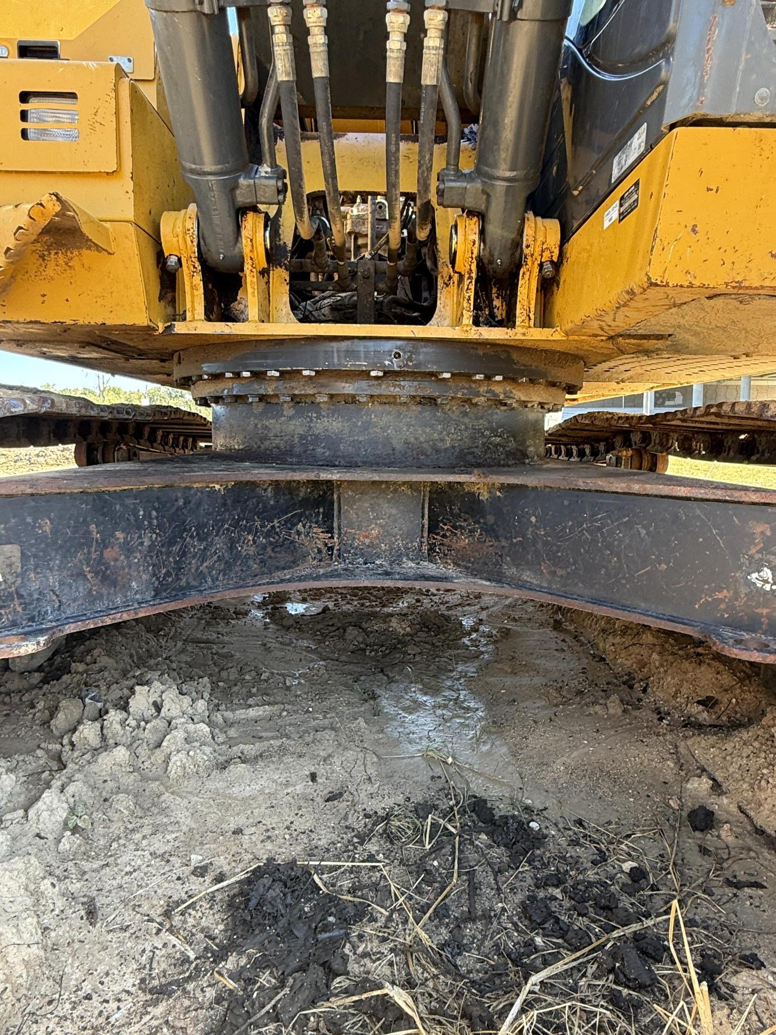 2017 DEERE 210G LC - view 9 of 36