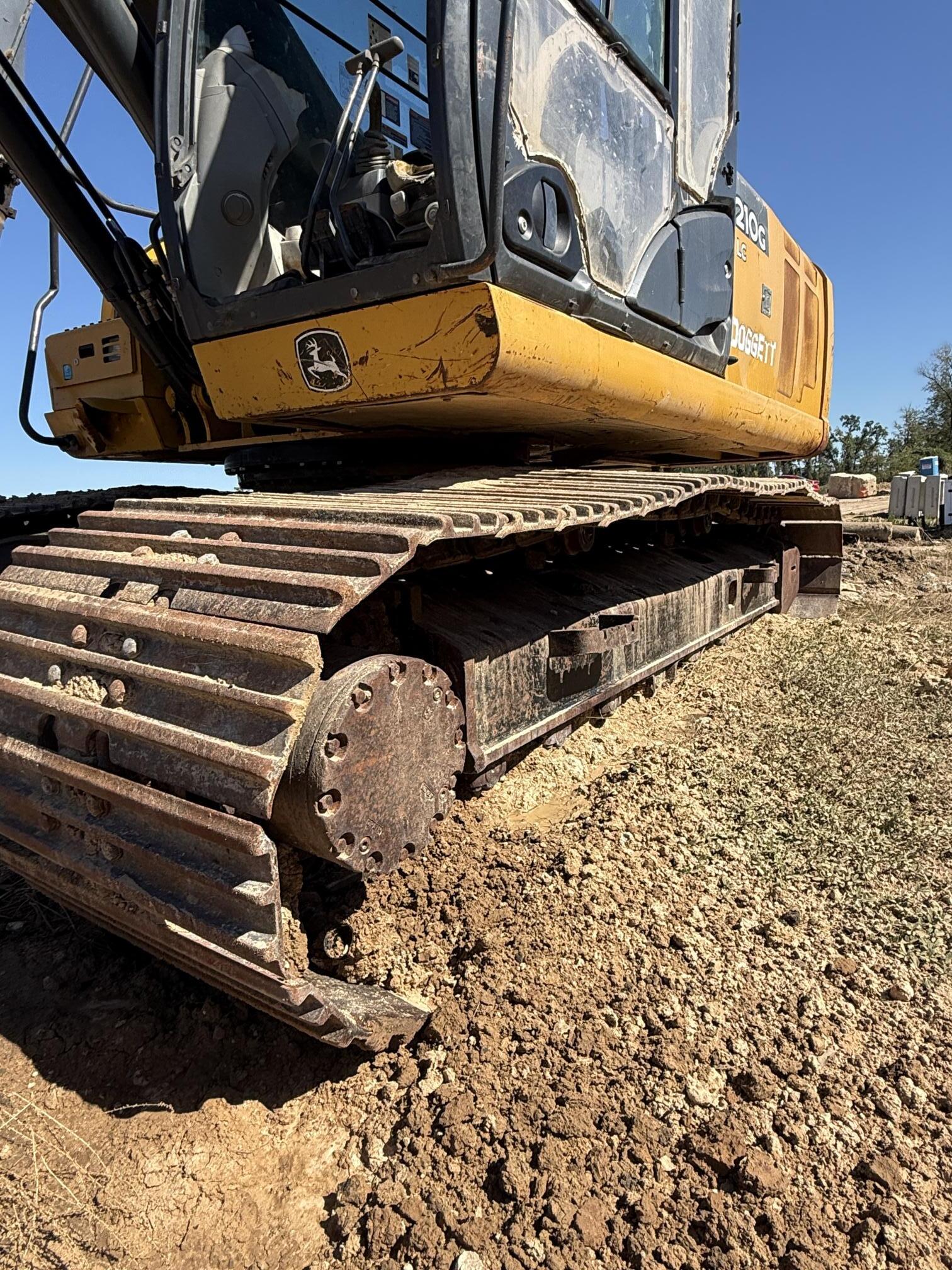 2017 DEERE 210G LC - view 12 of 36