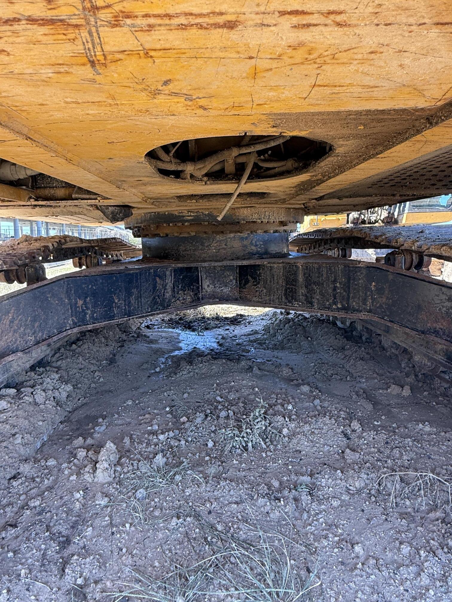 2017 DEERE 210G LC - view 19 of 36