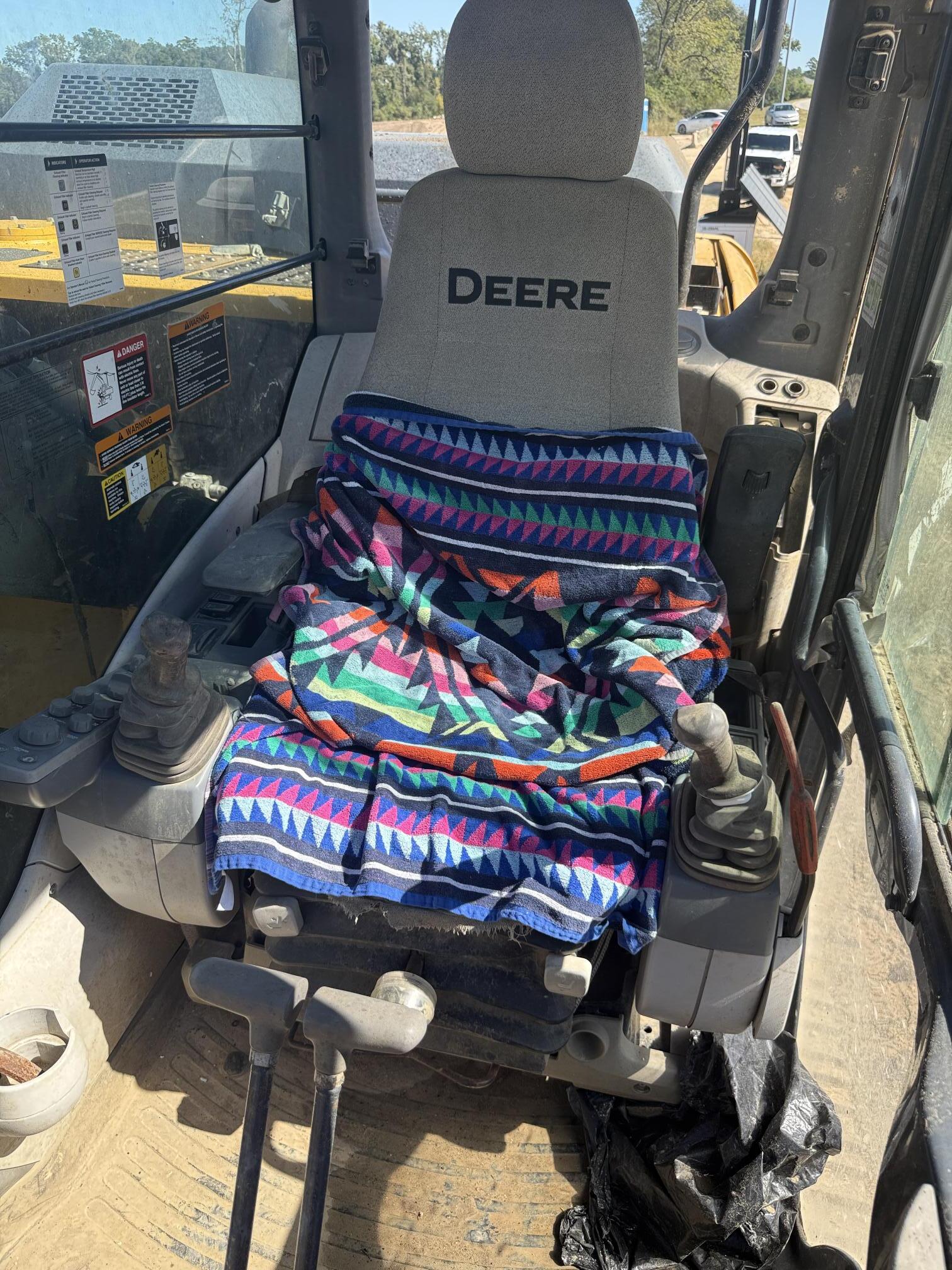 2017 DEERE 210G LC - Image 33