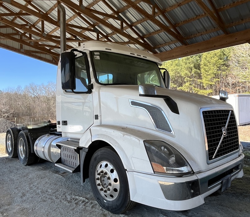 2014 VOLVO - view 2 of 24