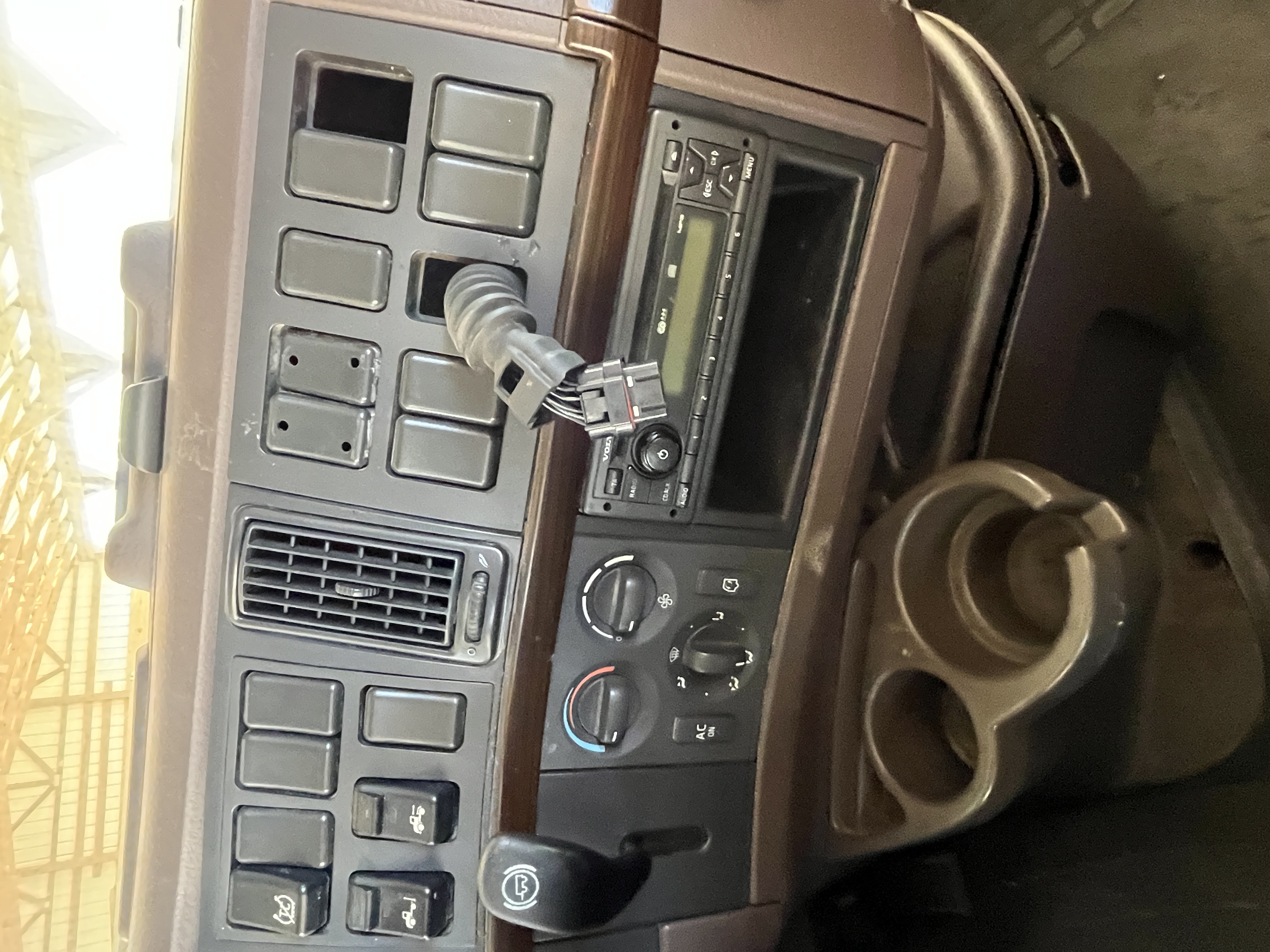 2014 VOLVO - Image 16