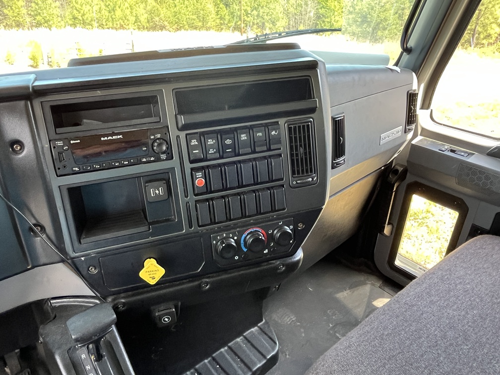 2024 MACK - view 11 of 19