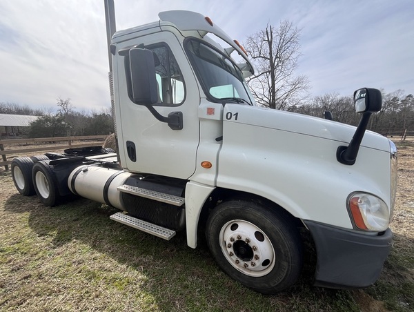 2013 FREIGHTLINER day cab