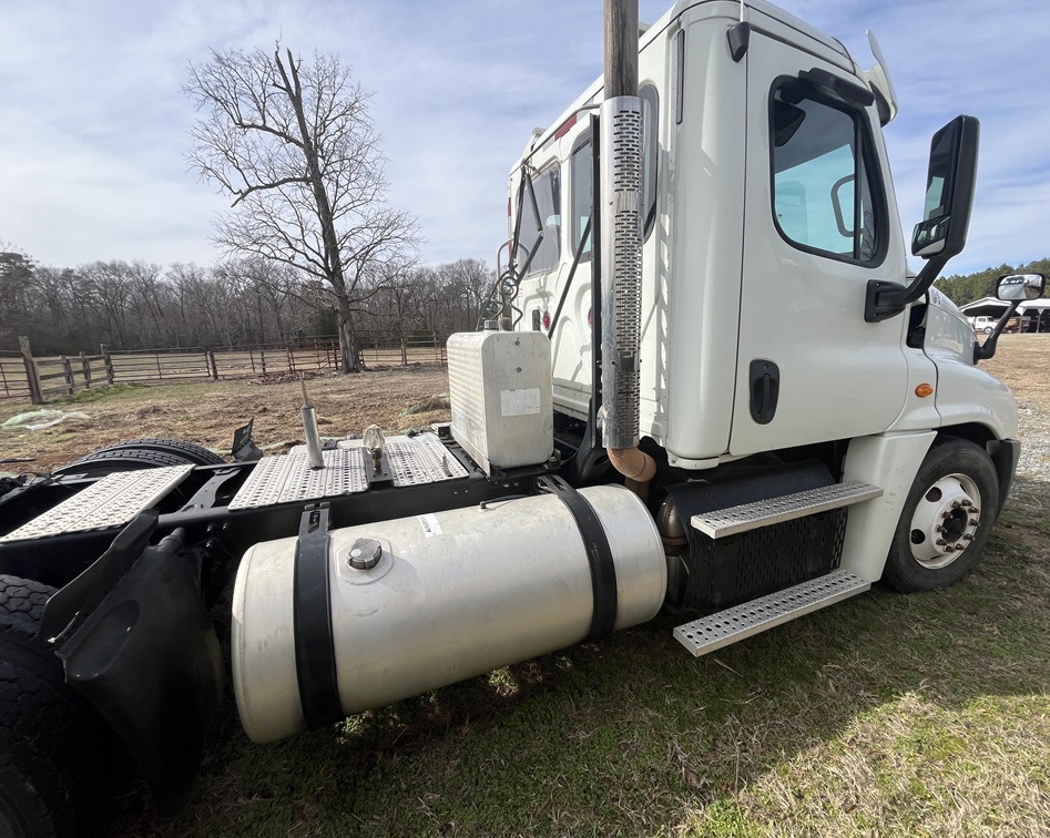 2013 FREIGHTLINER day cab - Image 6