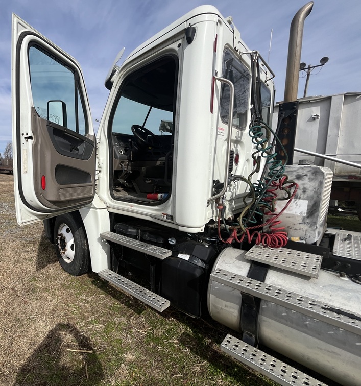 2013 FREIGHTLINER day cab - view 7 of 17