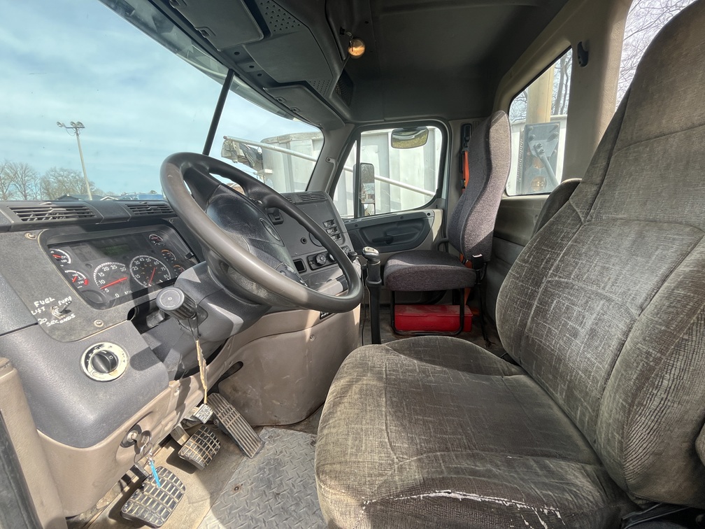 2013 FREIGHTLINER day cab - view 8 of 17