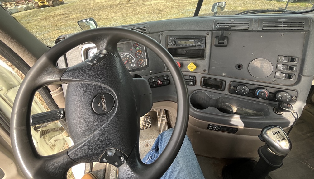 2013 FREIGHTLINER day cab - view 9 of 17