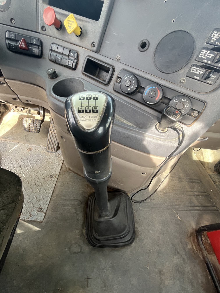 2013 FREIGHTLINER day cab - view 10 of 17