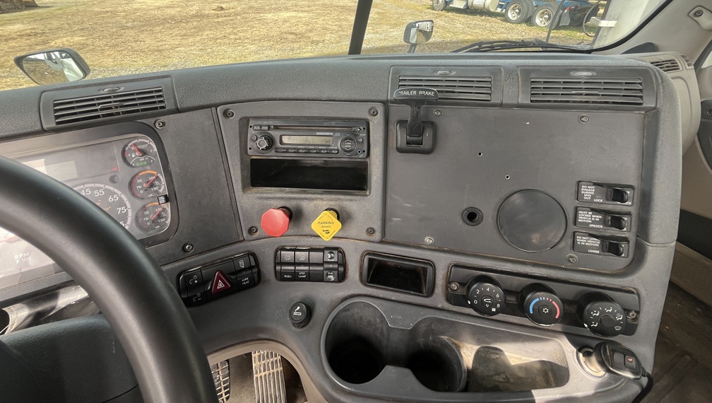 2013 FREIGHTLINER day cab - Image 11