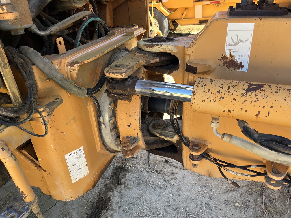 2004 CASE 330 - Image 11